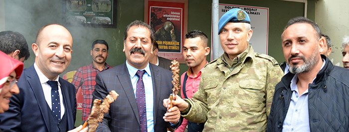 Zeytin Dalı Harekatı'na katılan askerlere cağ kebabı ikram ettiler