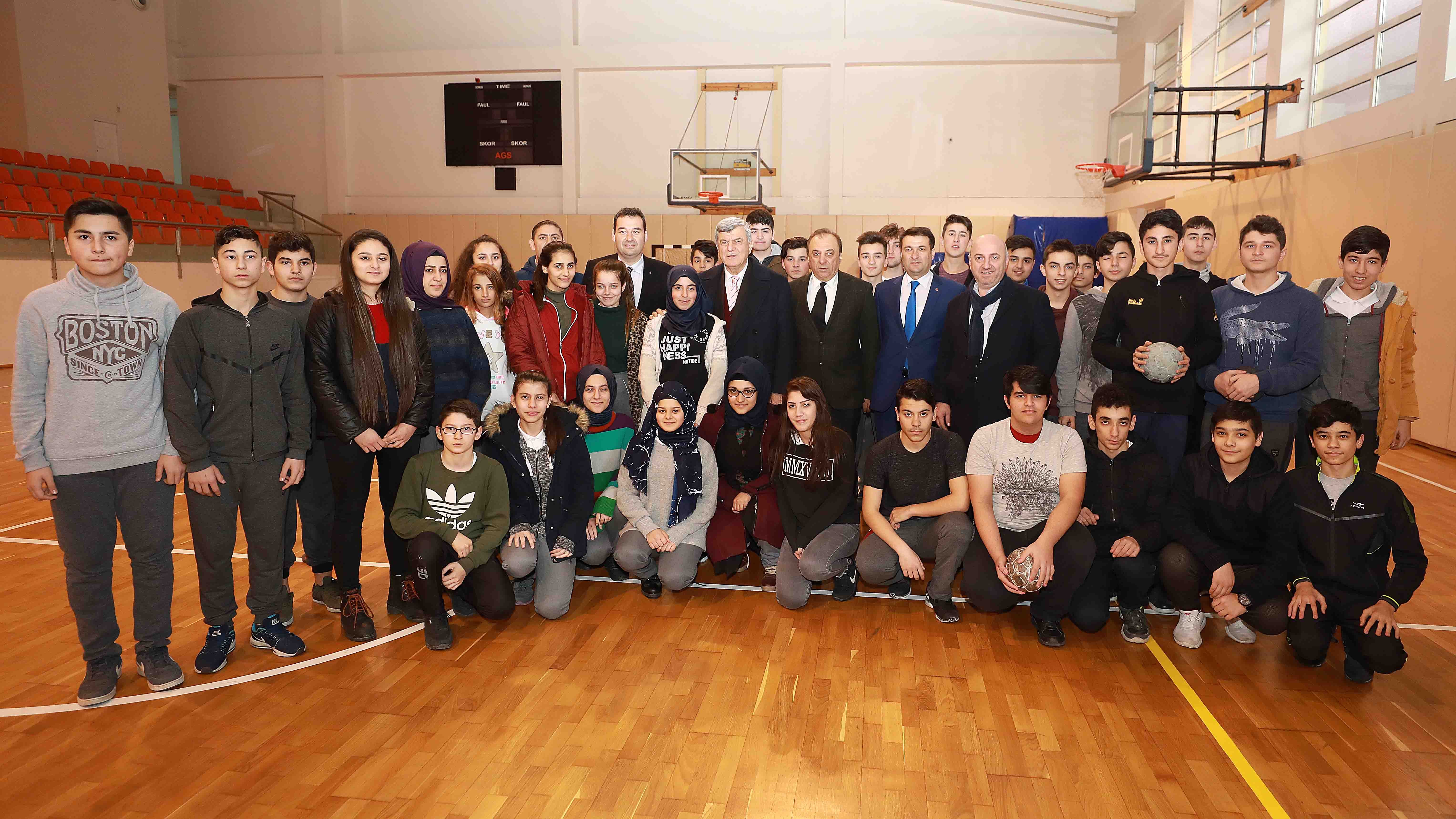 Karaosmanoğlu, Neşet Yalçın Ortaokulu'nu gezdi