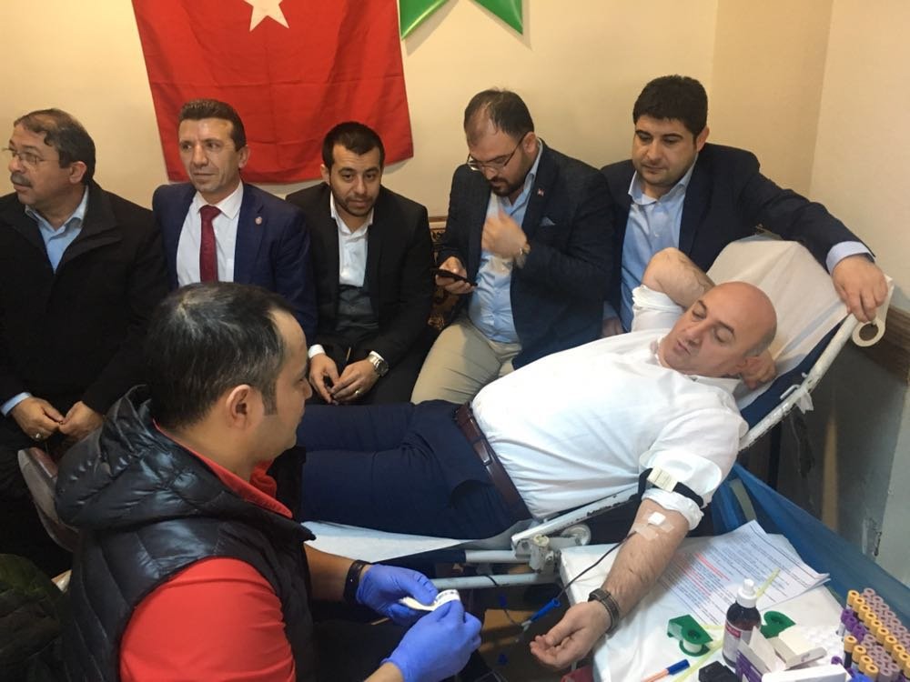 Bıyık, Mehmetçik için kan verdi