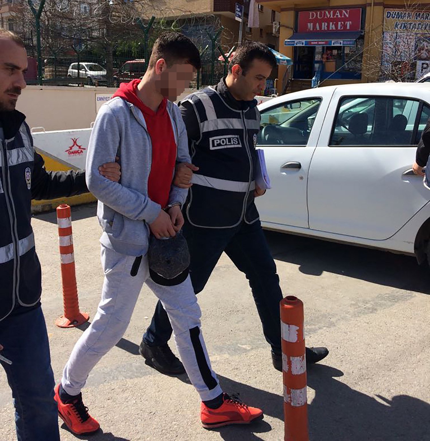 Taksim'den Darıca'ya getirdikleri taksiciyi bıçakla gasp ettiler.