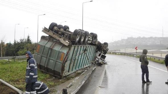 Ters dönen kamyonda sıkıştı