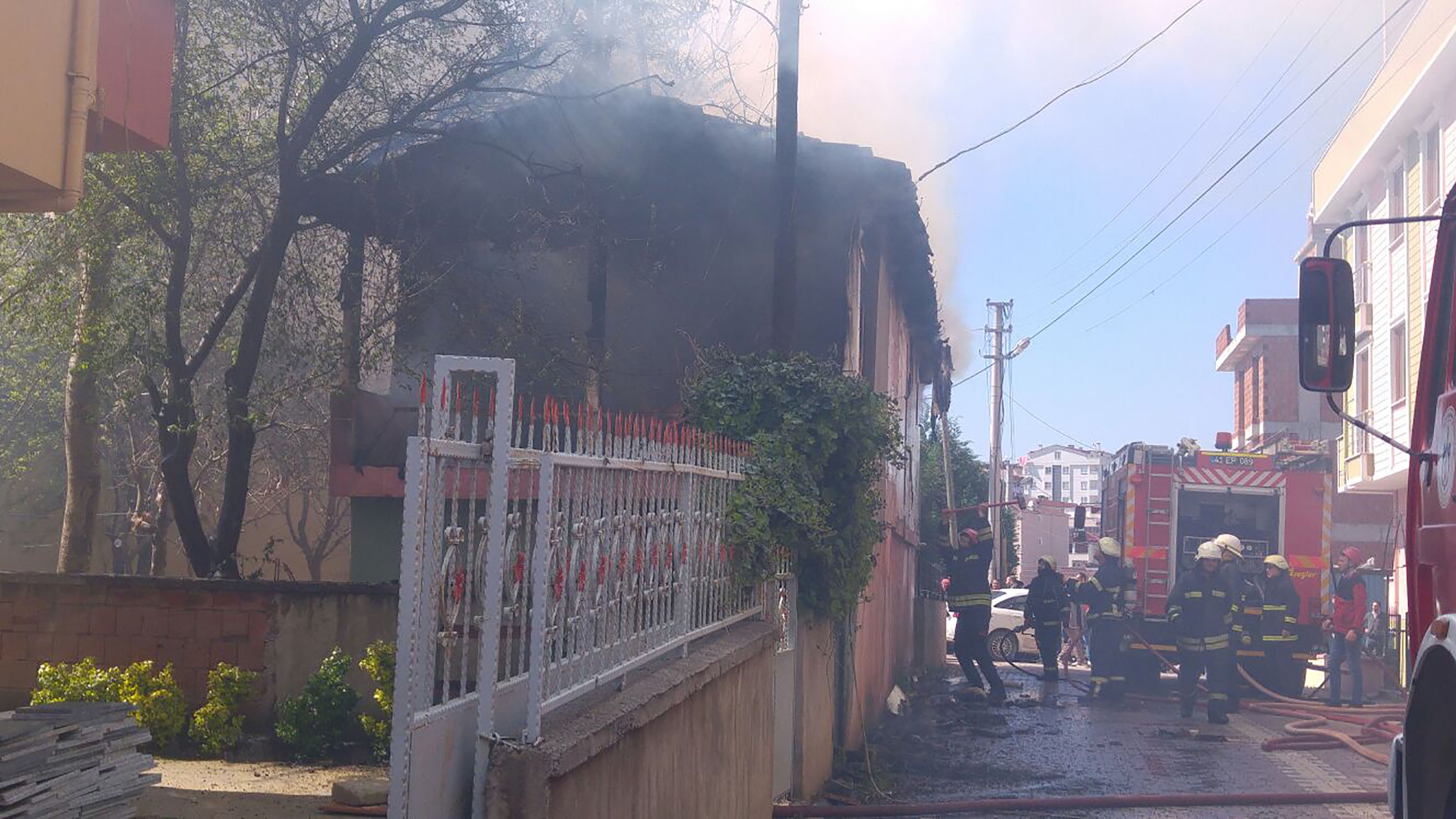 Yangın mahalleliyi korkuttu