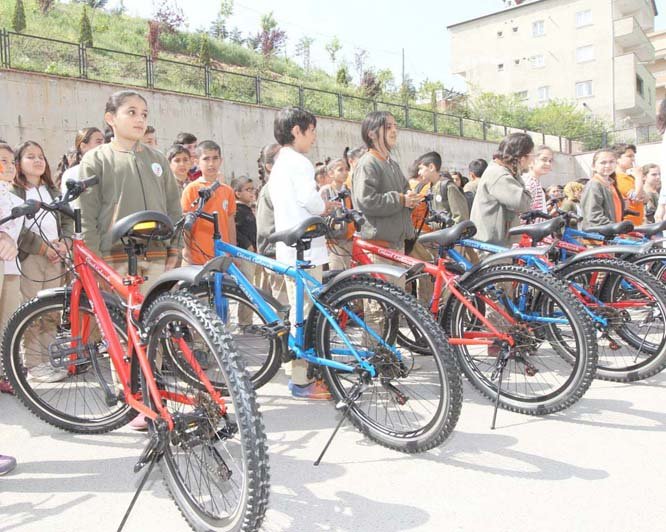 Başkan Köşker'den Öğrencilere Hediye Bisiklet