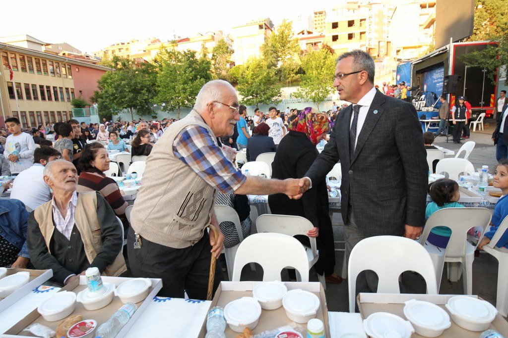 Adem Yavuz, bir arada İftar yaptı