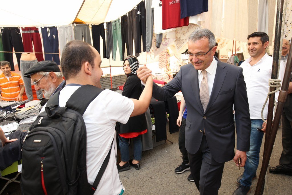 Köşker, Cuma Pazarı'nı gezdi