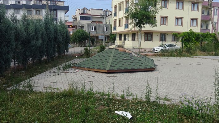 Kameriyeyi yıkıp oyun gurubunun döşemelerini söktüler.