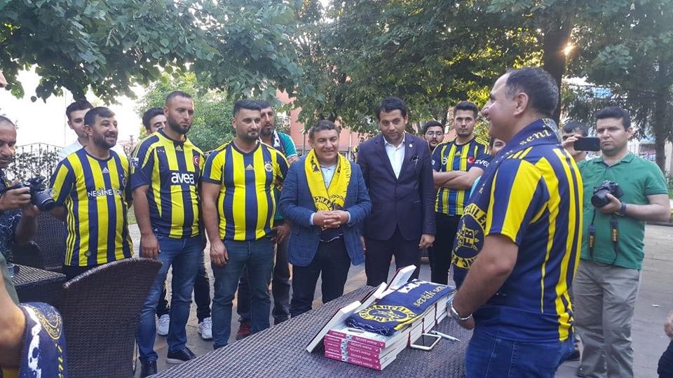 Fenerbahçeli yazar, Fenerbahçeli taraftarlara kitabını imzaladı