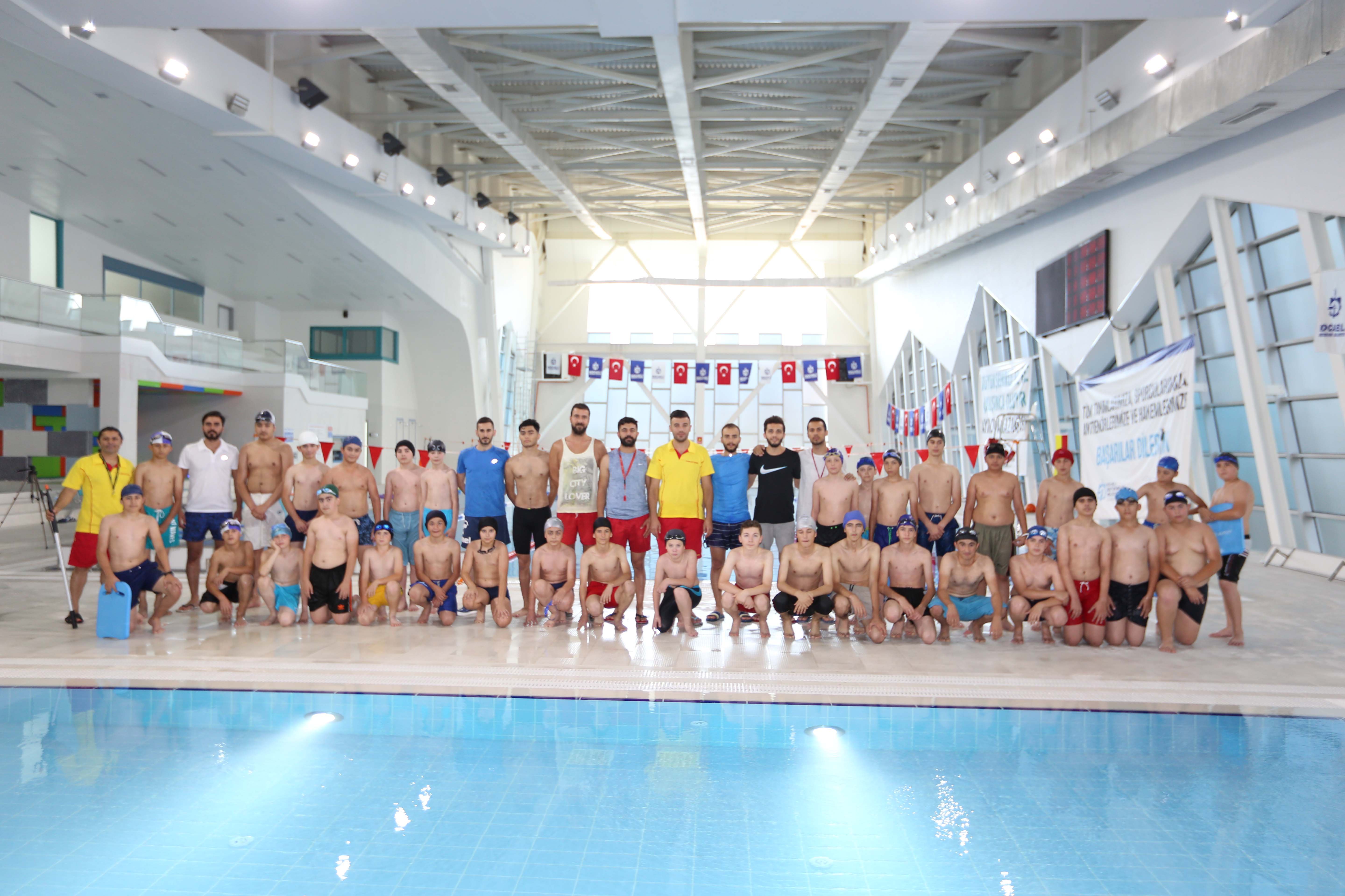 Çayırova Yarı Olimpik Yüzme Havuzu büyük ilgi görüyor
