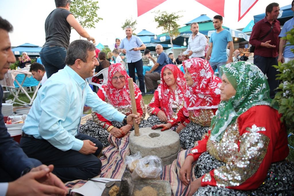 Afyonlular Darıca'ya renk kattı