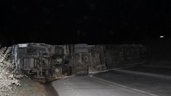 Devrilen TIR'dan çıkan 2 kişi ambulansı görünce kaçtı