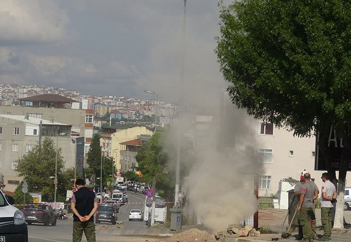 Boru delinince metrelerce yukarı fışkıran doğalgaz panik yarattı