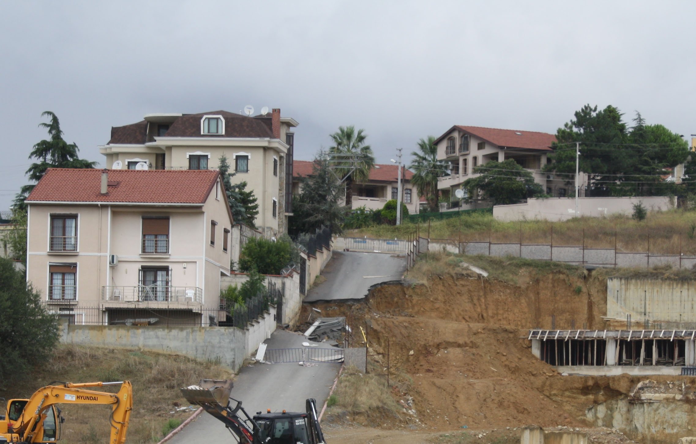 Kapılarının önündeki yol çökünce evlerini terk ettiler