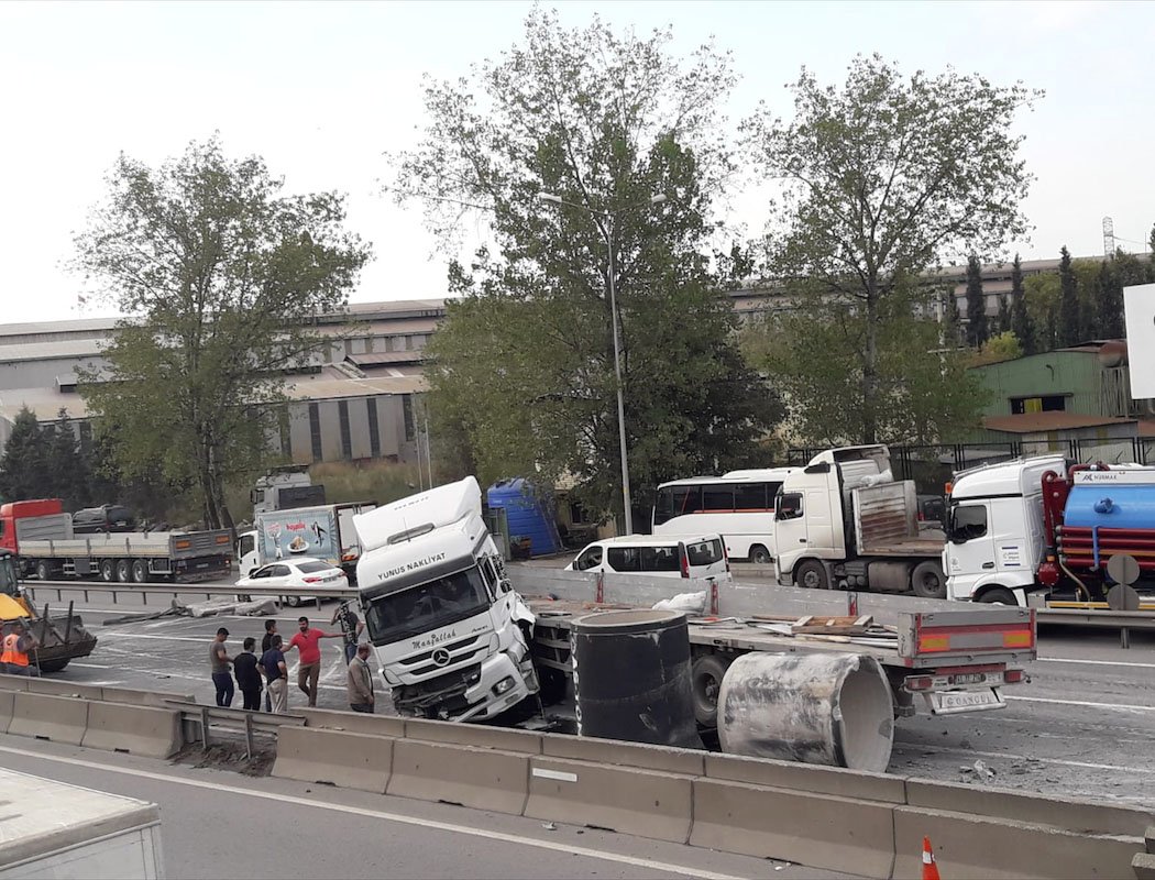 Kaza yapan TIR'daki beton büzler yola saçıldı