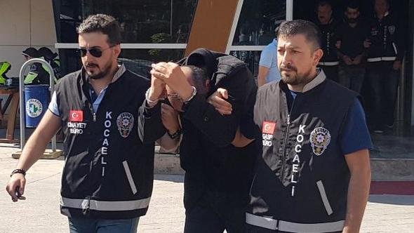  Polis yeleğiyle gasp yapan şüphelilerden 3'ü tutuklandı