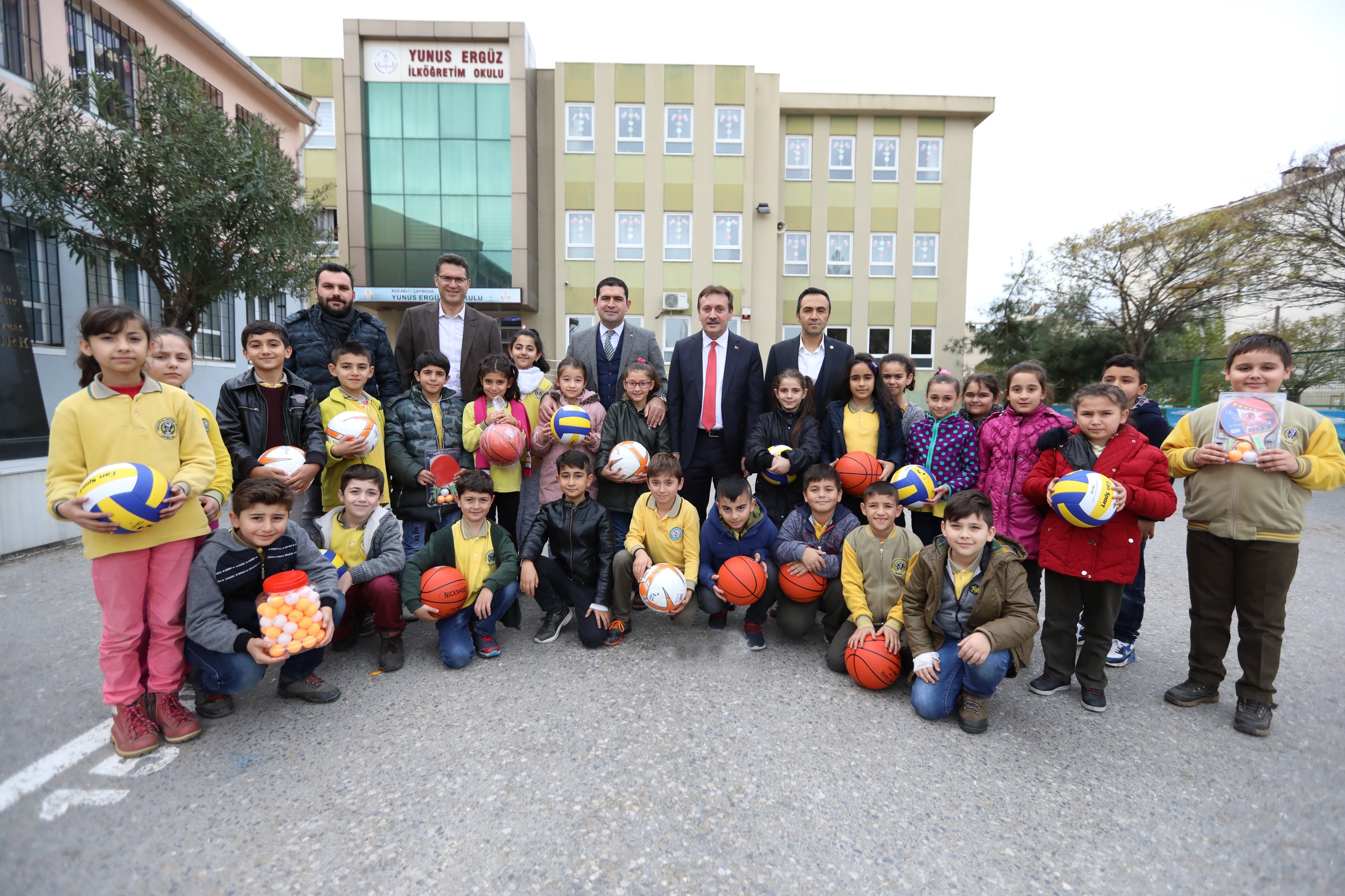 Demirci'den 44 Okula Spor Malzemesi desteği