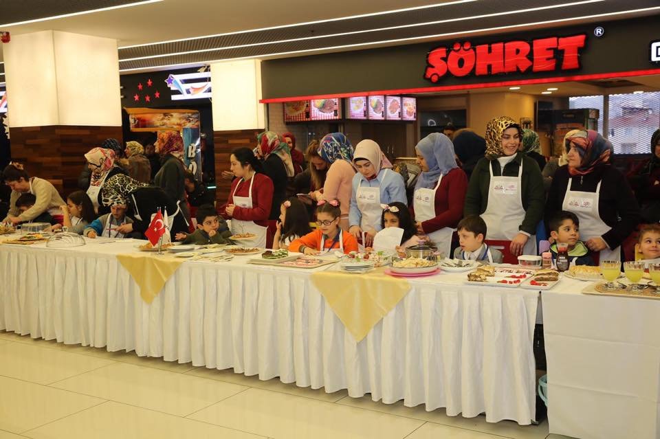 Darıcalı çocuklar bayat ekmeklerden yemek yaptı