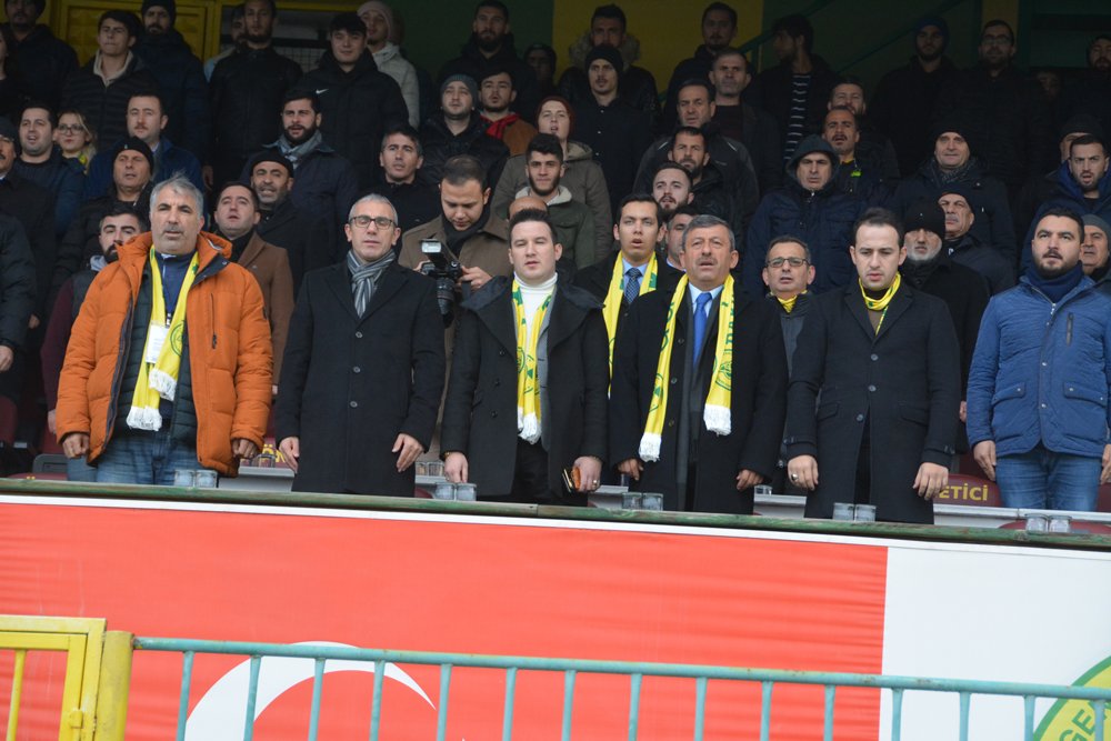 Karabacak, 13 futbolcuya teşekkür etti