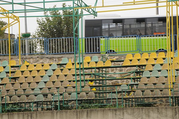 Nenehatun Stadı berbat durumda