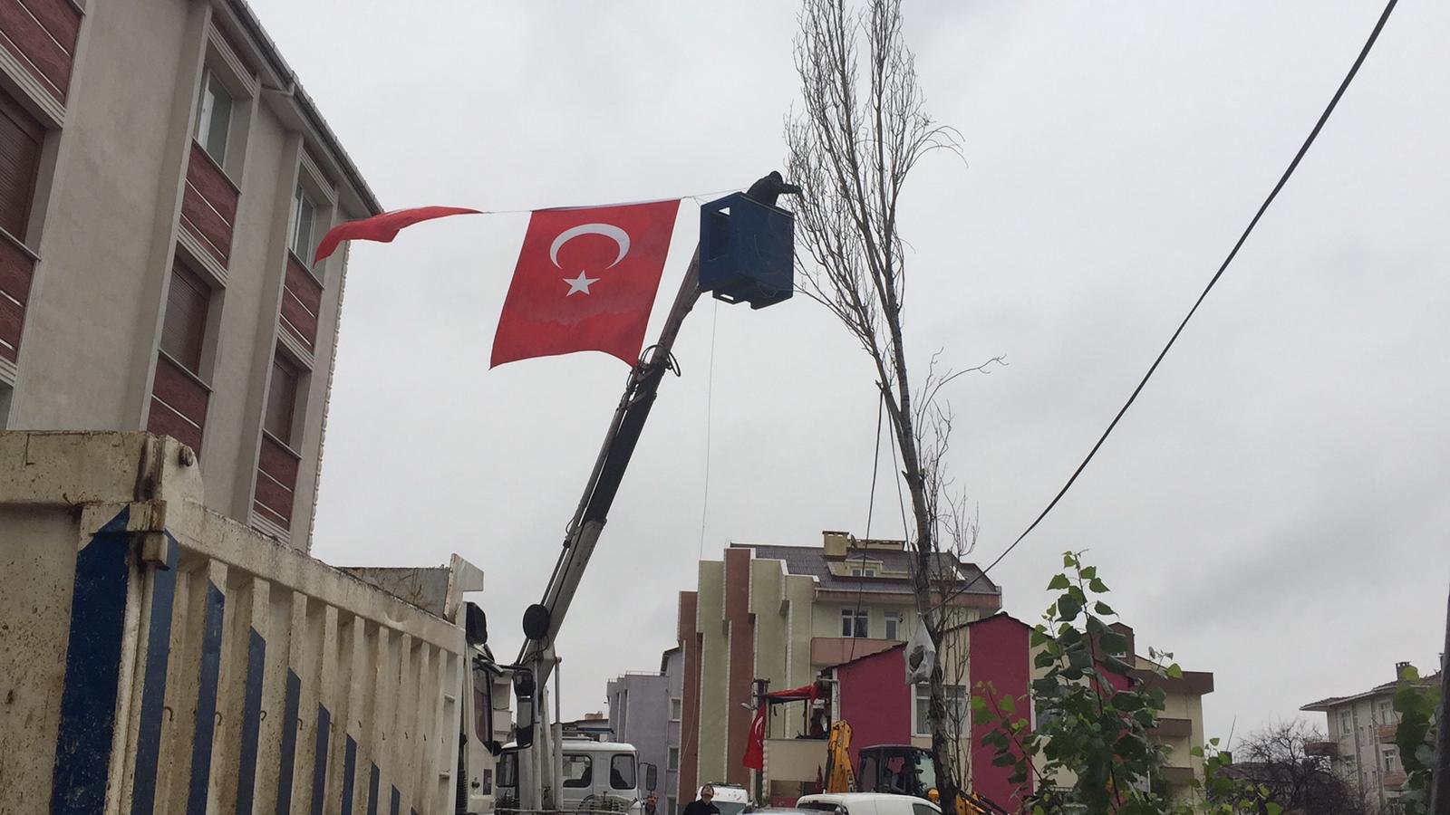 Şehidimizin evinin bulunduğu sokak bayraklarla donatıldı