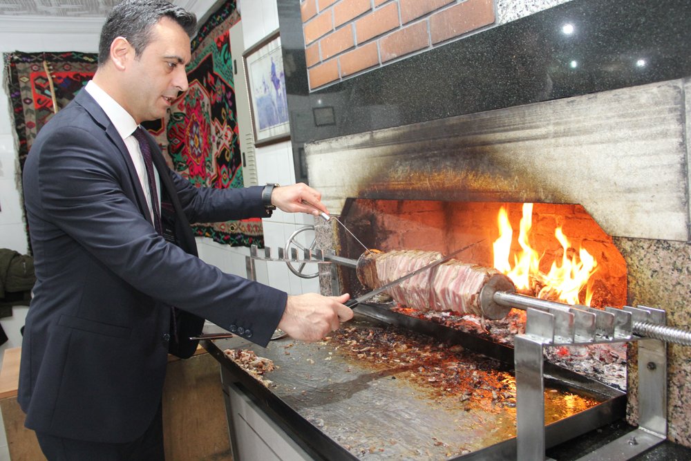 Törk; cağ kebap kesti, esnafla buluştu