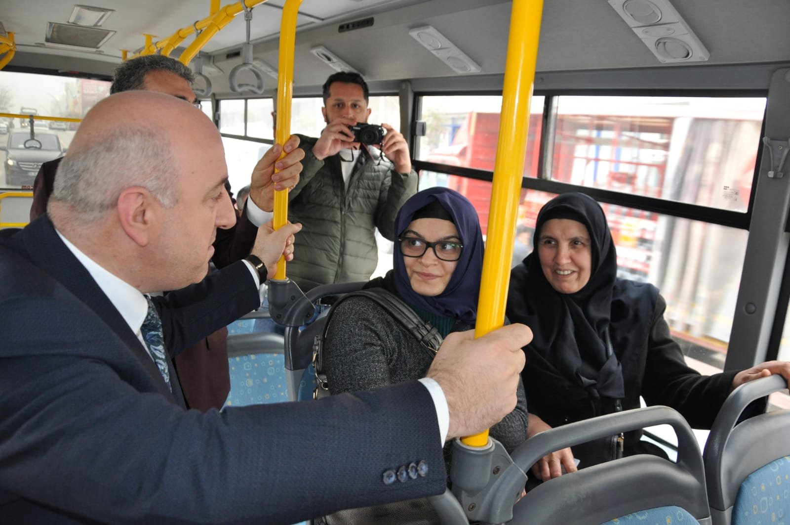 Bıyık, halk otobüsünde vatandaşların sorunlarını dinledi