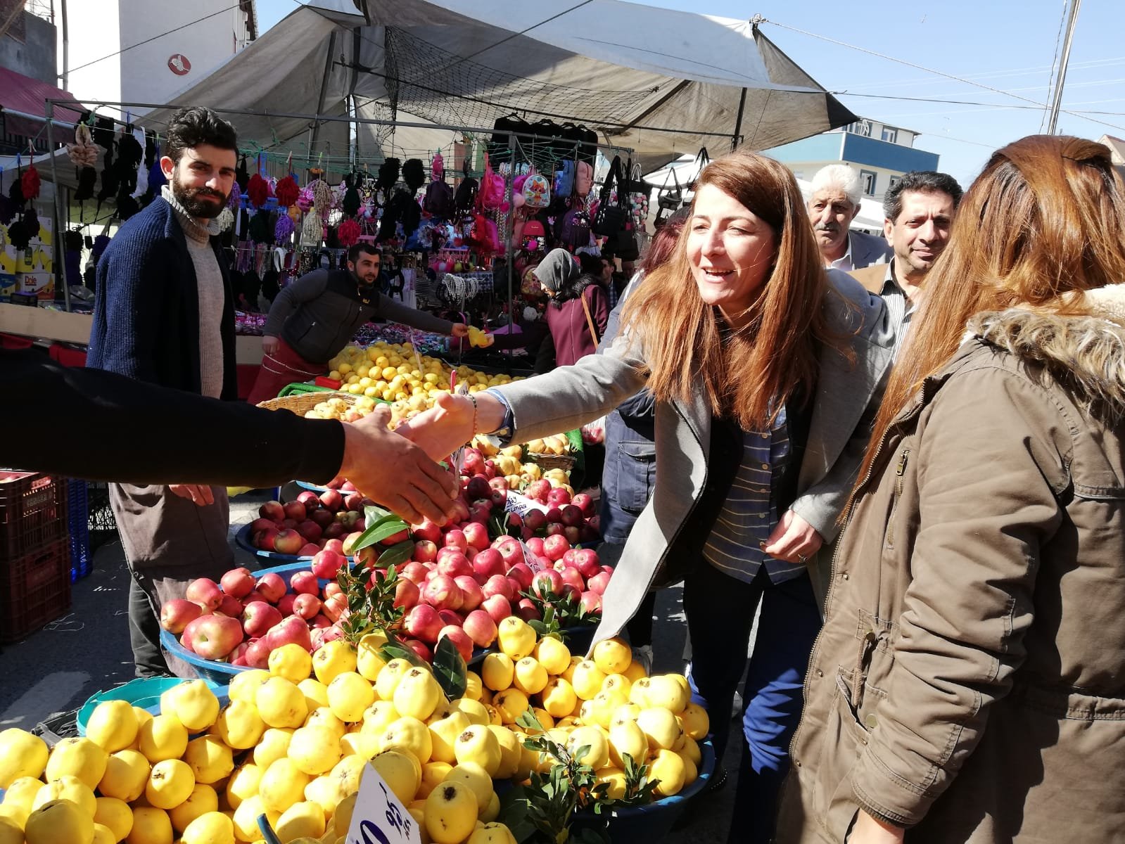 HDP'li Gülüm Darıca pazarını gezdi