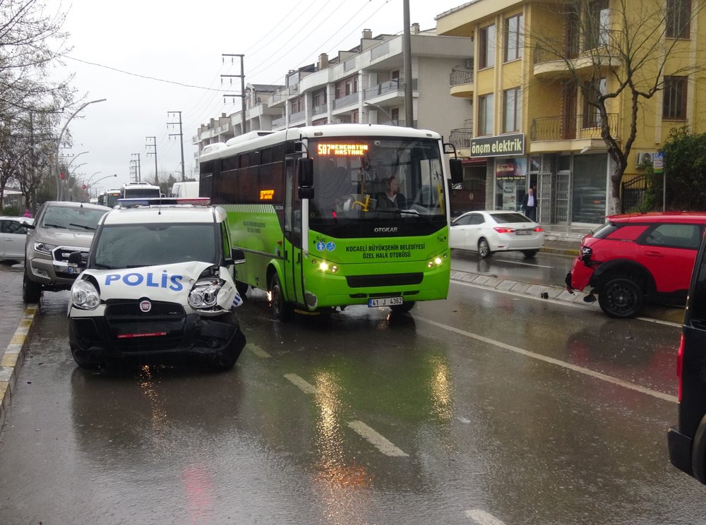 Kazaya karışan polis otosu hasar gördü