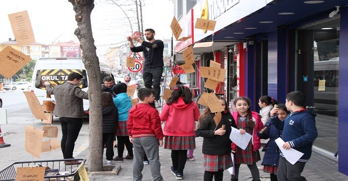 Darıca'da caddeleri şiirlerle süslediler