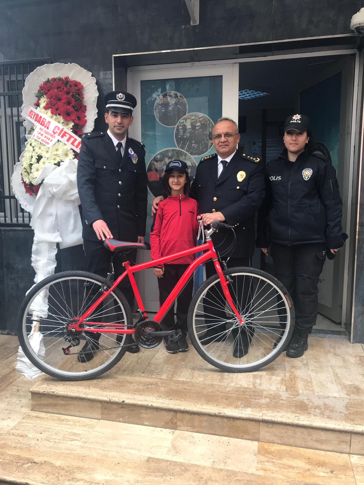 Polis çocuklarına bisiklet hediyesi
