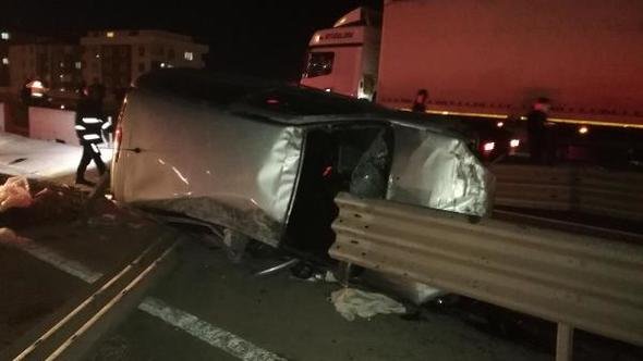 Bariyerlere çarpan araç takla attı, panikleyen sürücü de kaza yaptı: 4 yaralı