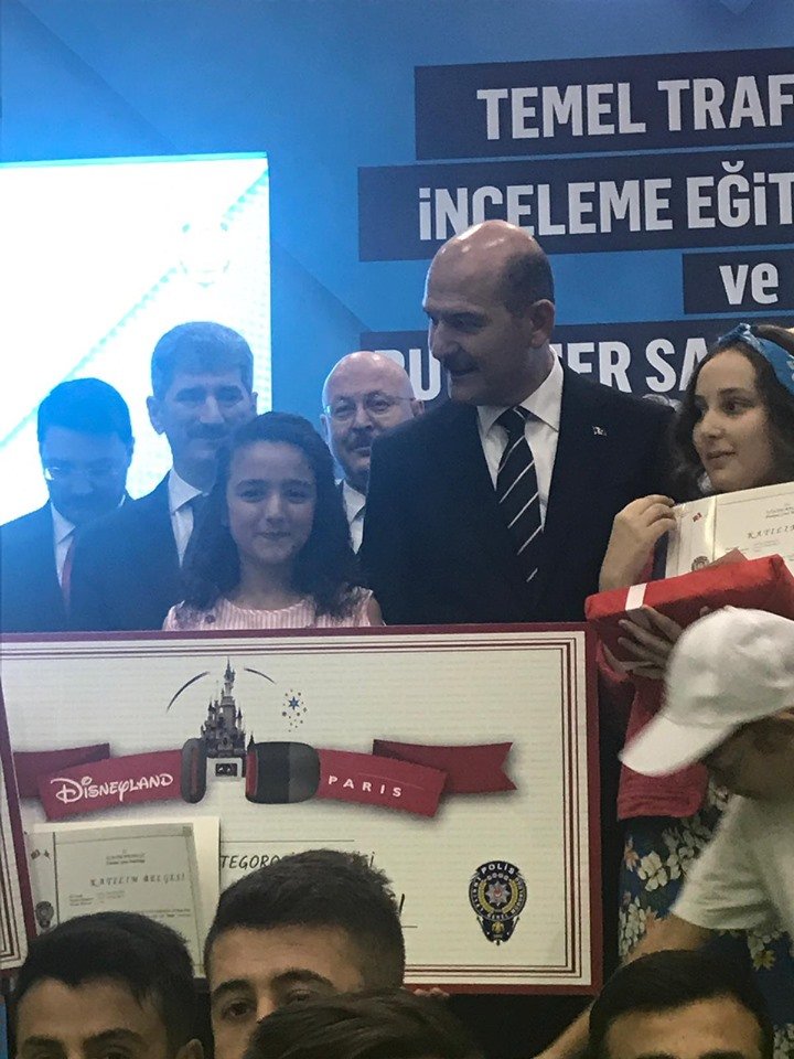 Darıcalı öğrenciler ödüllerini Süleyman Soylu'dan aldı