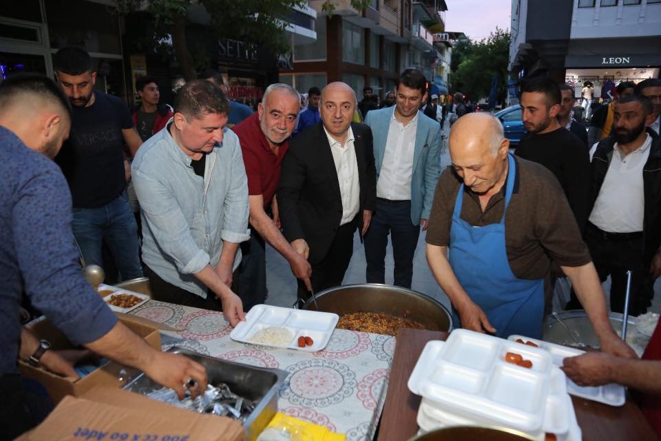 Öztanık ailesi iftar geleneğini sürdürüyor