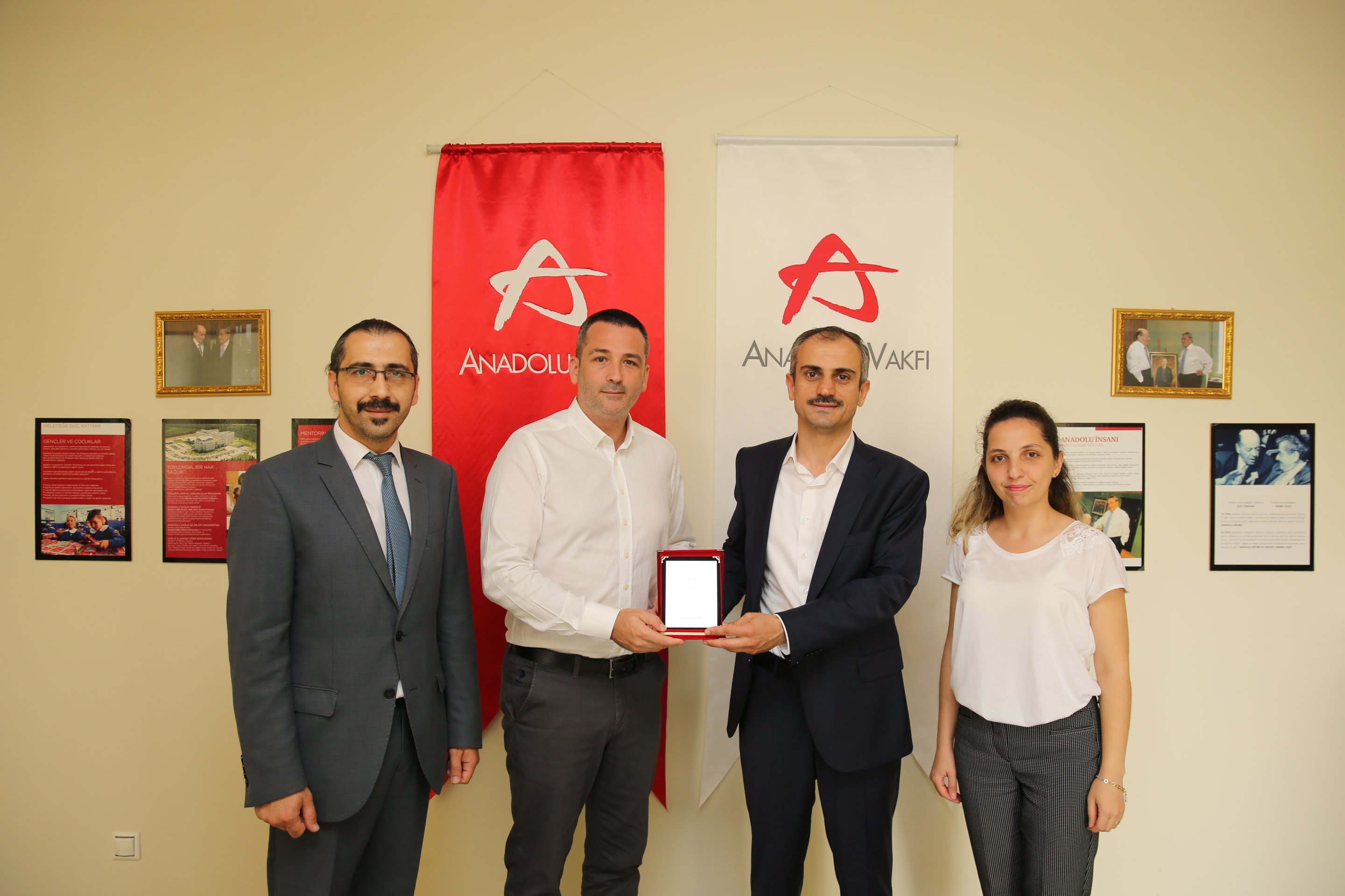 Çocuklara ziyaret, Anadolu Vakfı'na plaket