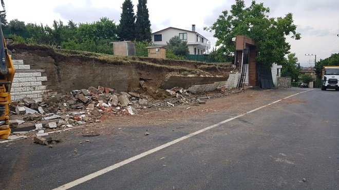 Darıca'da sel, bahçe duvarlarını dahi yıktı!