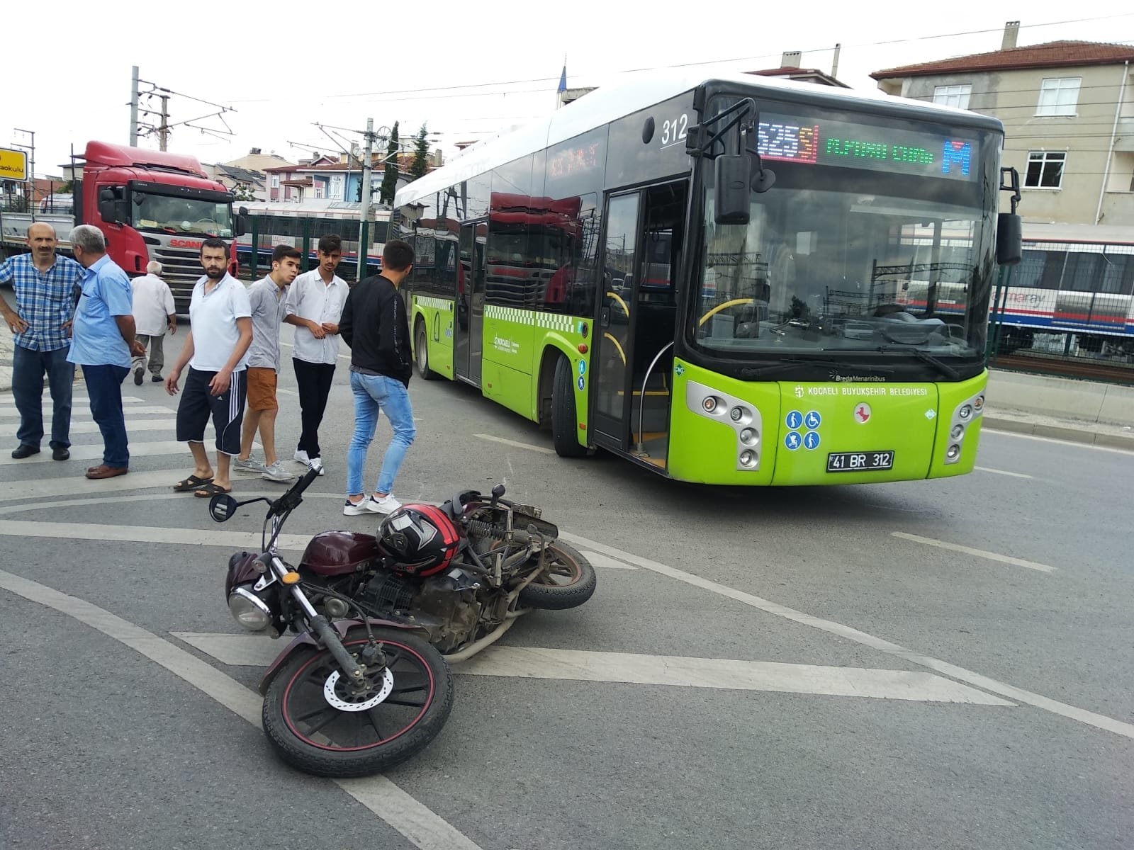 Otobüs ve motorsiklet çarpıştı: 1 yaralı!