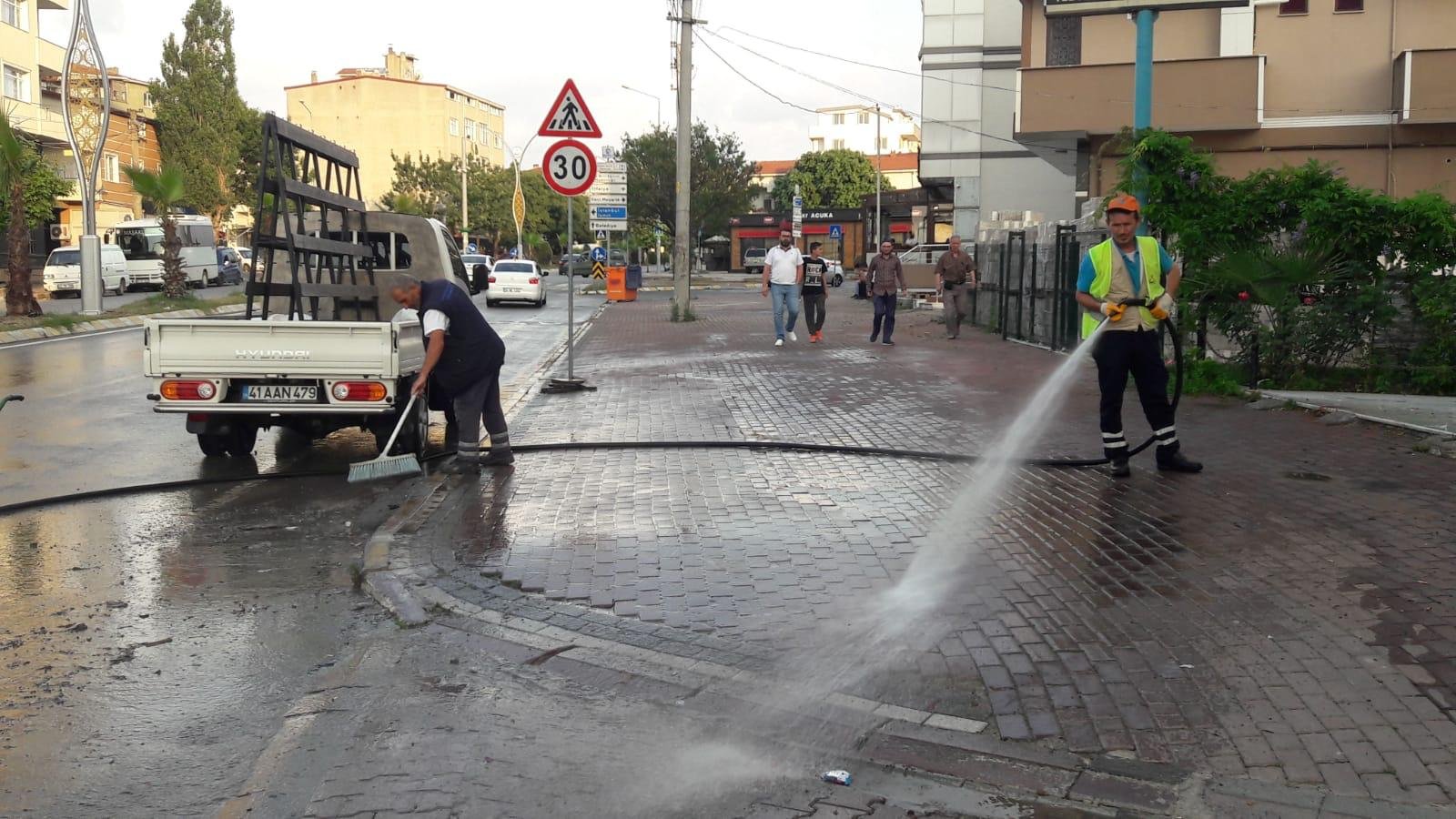 Darıca'da selden sonra başlatılan temizlik çalışmaları sürüyor