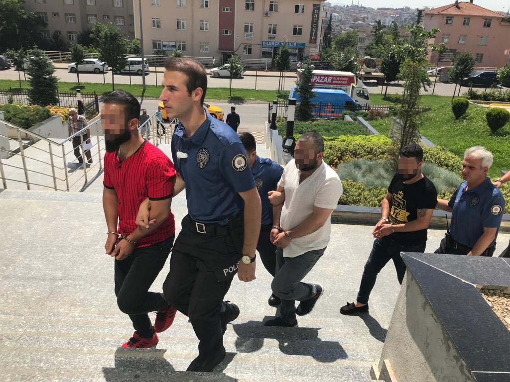 Bayan polislere laf atan 4 kişi yakalandı