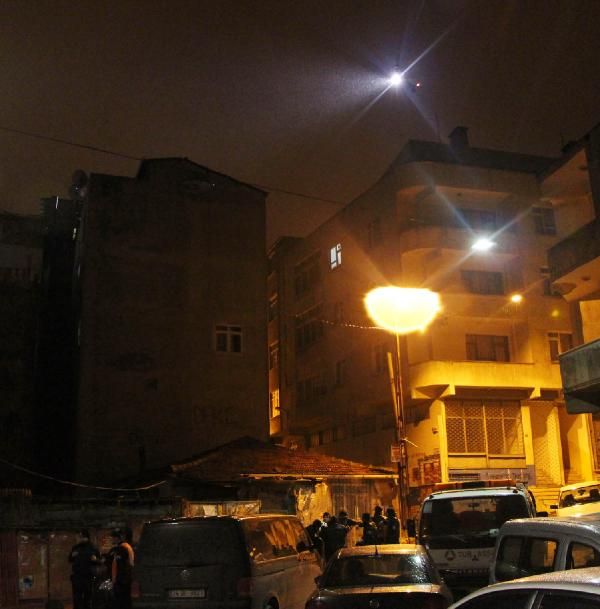 rnrnİstanbul'da sokak arasındaki derneğe helikopterle polis baskını
