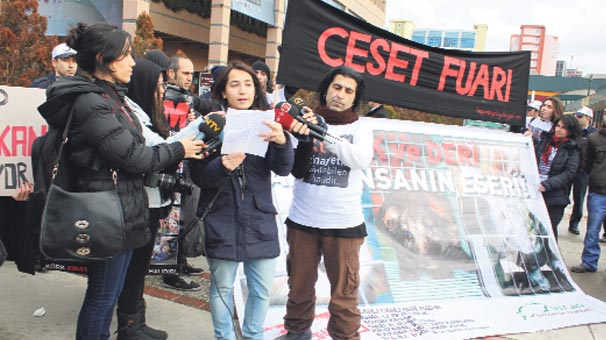 rnrnHayvanseverlerden deri fuarına protesto