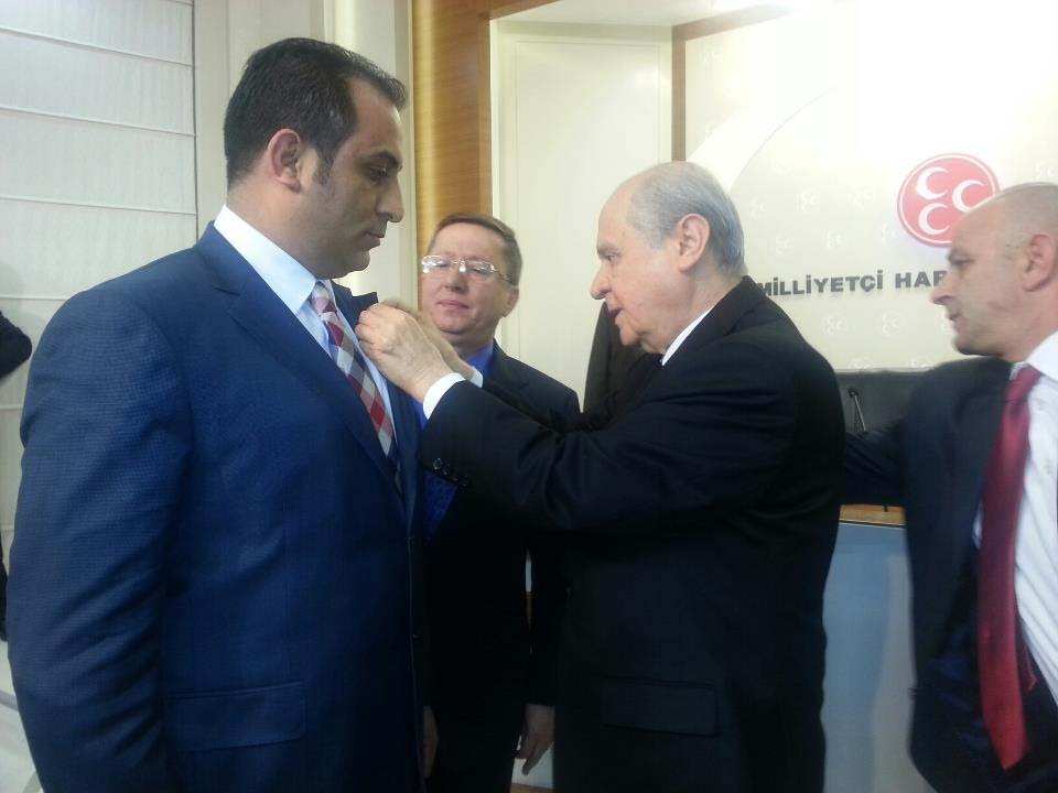 Arif Gülen’e rozetini Bahçeli taktı!