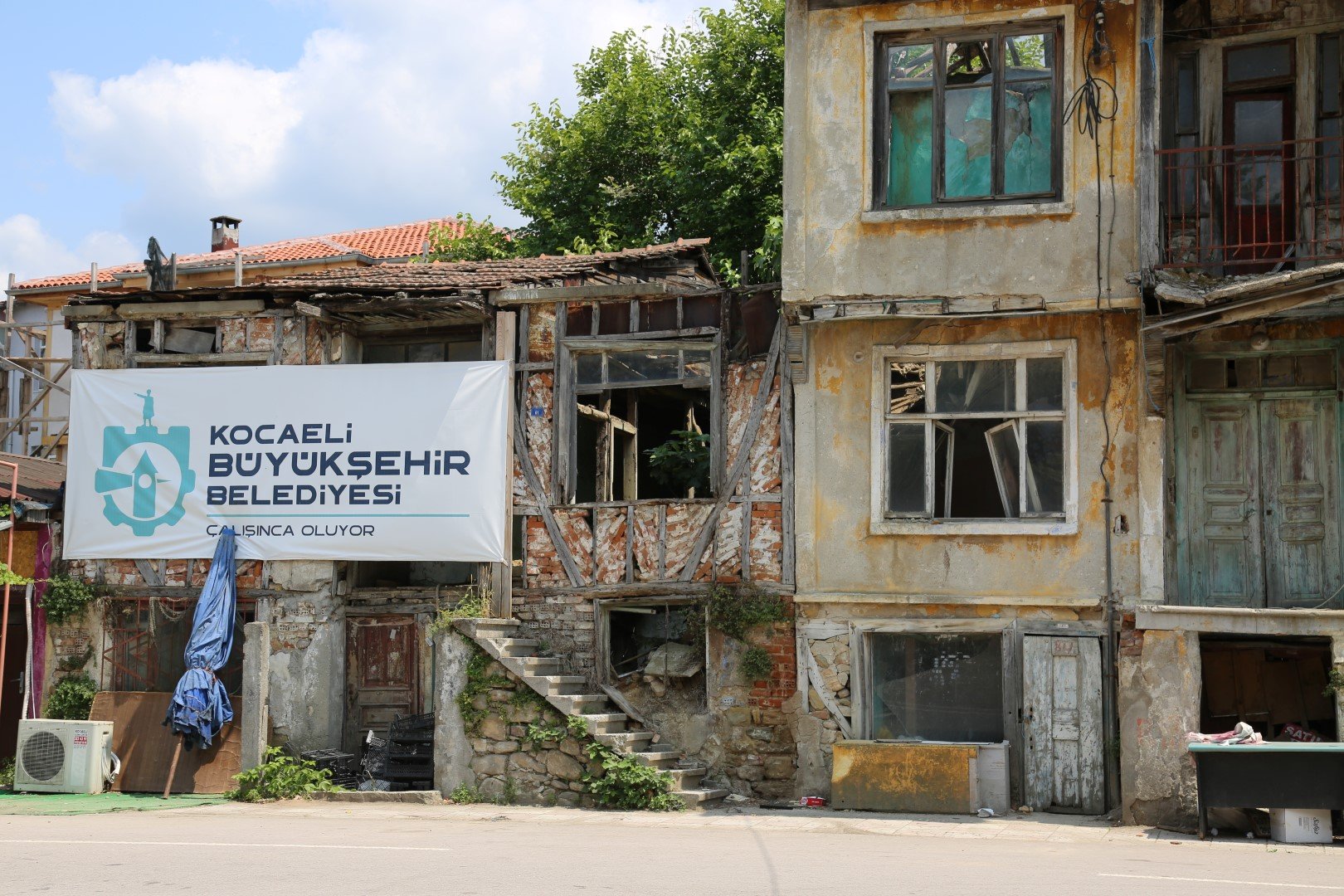 Keşke Yalı Mahallesi'ndeki tarihi evlere de el atılsa!