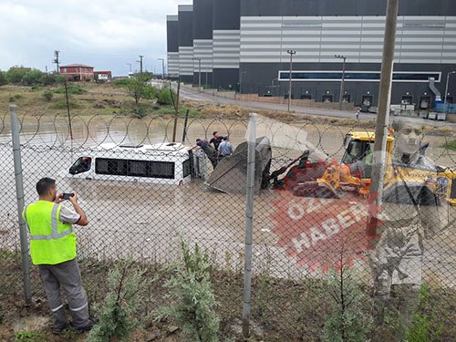 Hastaları kepçe operatörü kurtardı