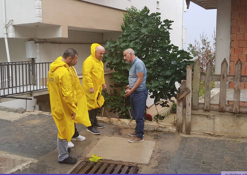 Bıyık, sağanak yağmurda sahaya indi