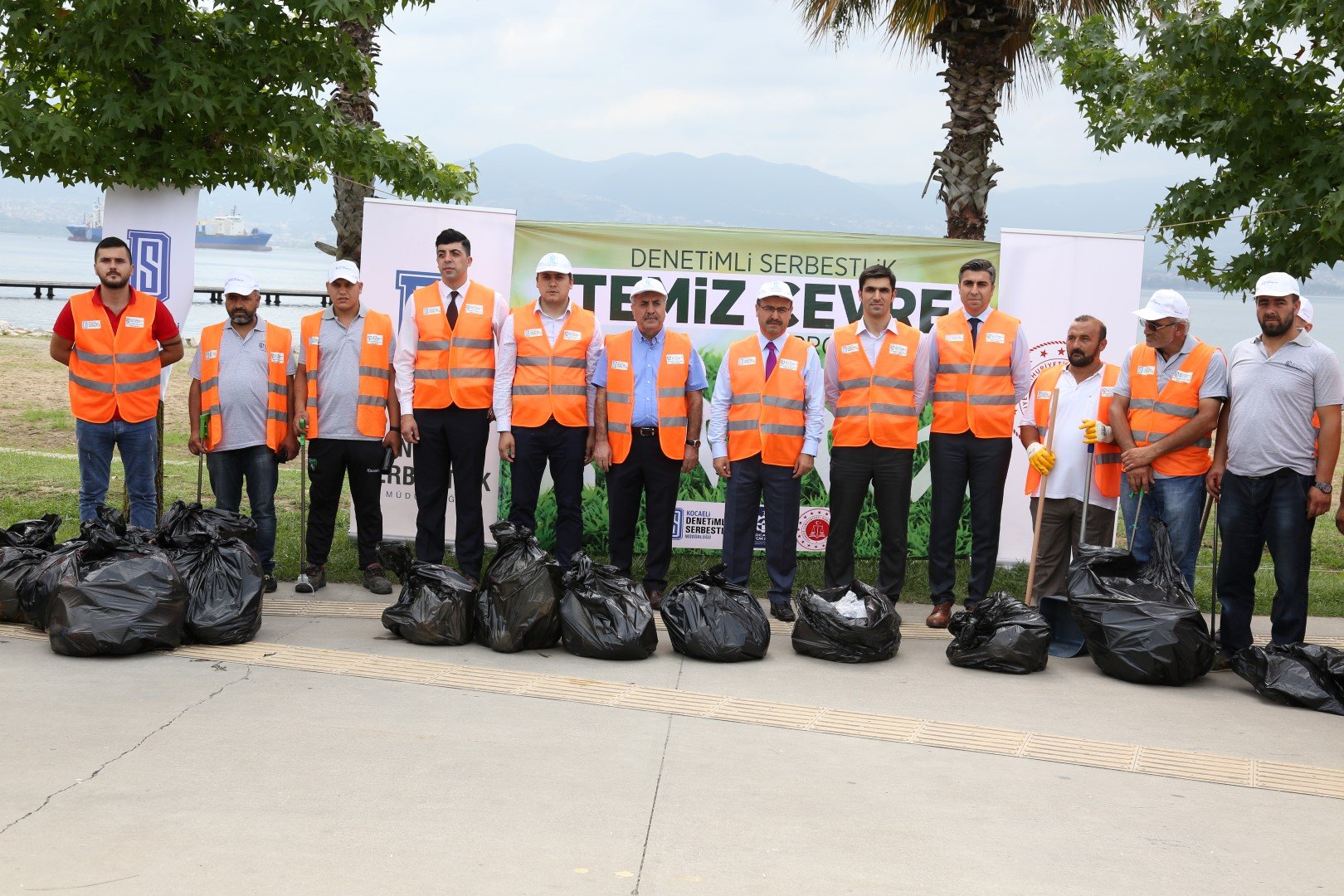 Başsavcı ve hükümlüler çevre temizliği yaptı