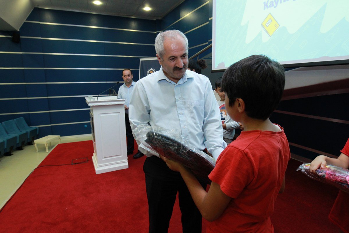 Başkan Büyükgöz'den çocuklara okul hediyesi