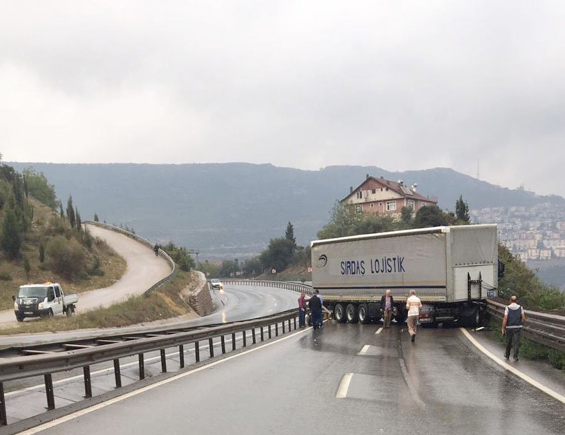 Kaza yapan TIR, yolu kapattı !