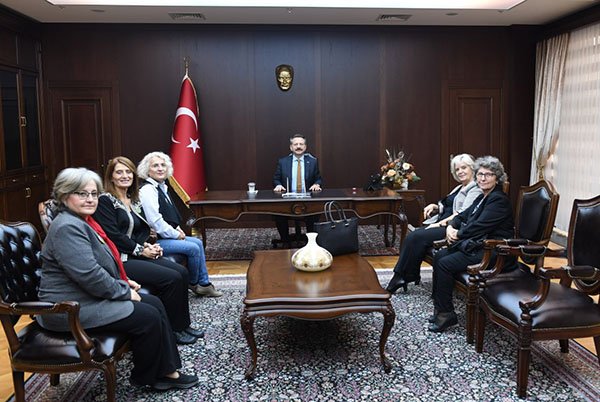 Darıca Yaşlılarla Dayanışma Derneği'nden Valiye ziyaret