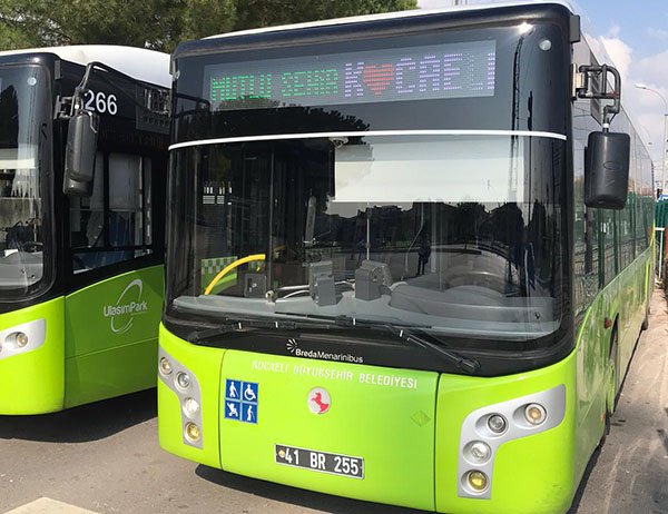'Mutlu Şehir Kocaeli' tabelalı otobüsler