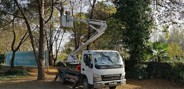 Hünkar Çayırı'nda temizlik ve ağaç bakımı yapıldı