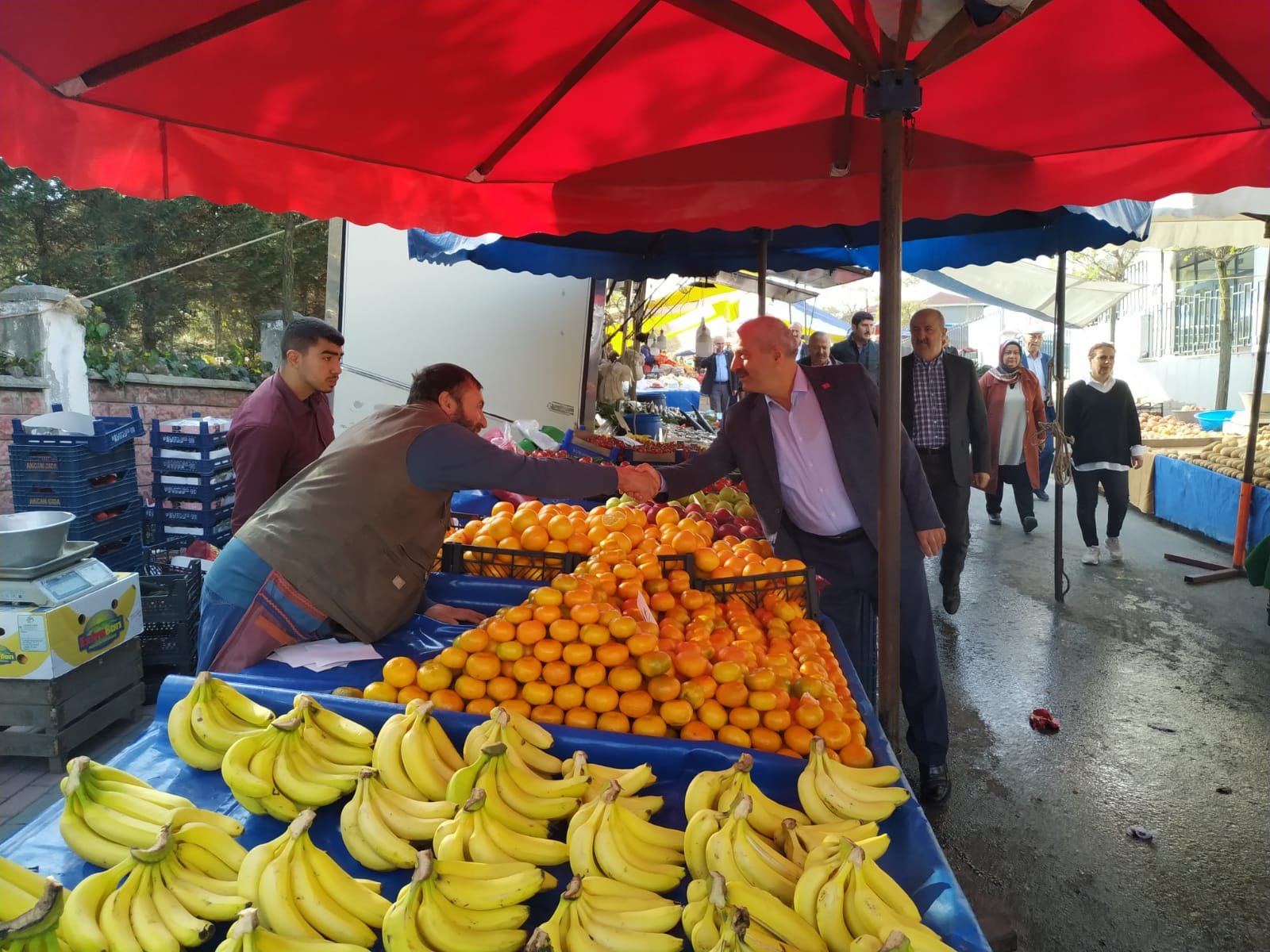 Başkan Büyükgöz Yenikent Pazarını ziyaret etti